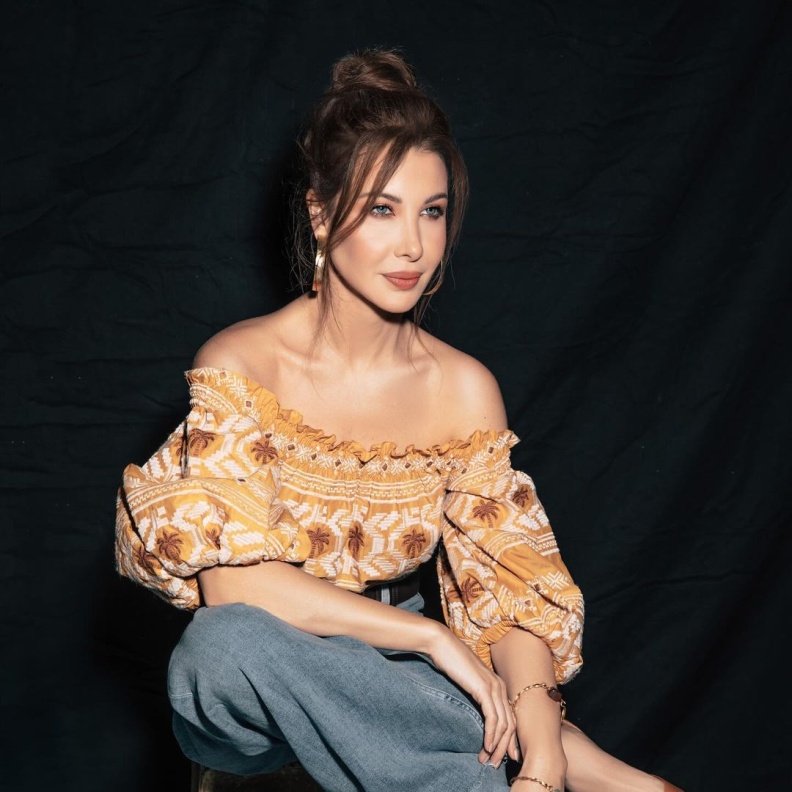 نانسي عجرم أبهرتنا بإطلالاتها الملونة في كليبها "من نظرة"