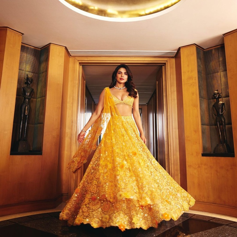 من هم مصممو الأزياء وراء التصاميم الساحرة في حفل زفاف أمباني الفاخر في الهند