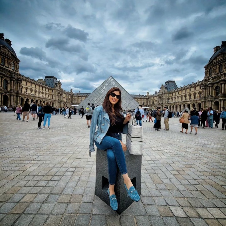 تنسيقات صيفية متنوعة بأسلوب مي عمر تناسب مختلف الأجواء في المناطق السياحية .. إليكم الصور