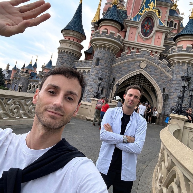 Coperni تنقل أسبوع الموضة في باريس إلى ديزني لاند: تحدٍّ جديد للأناقة والإبداع