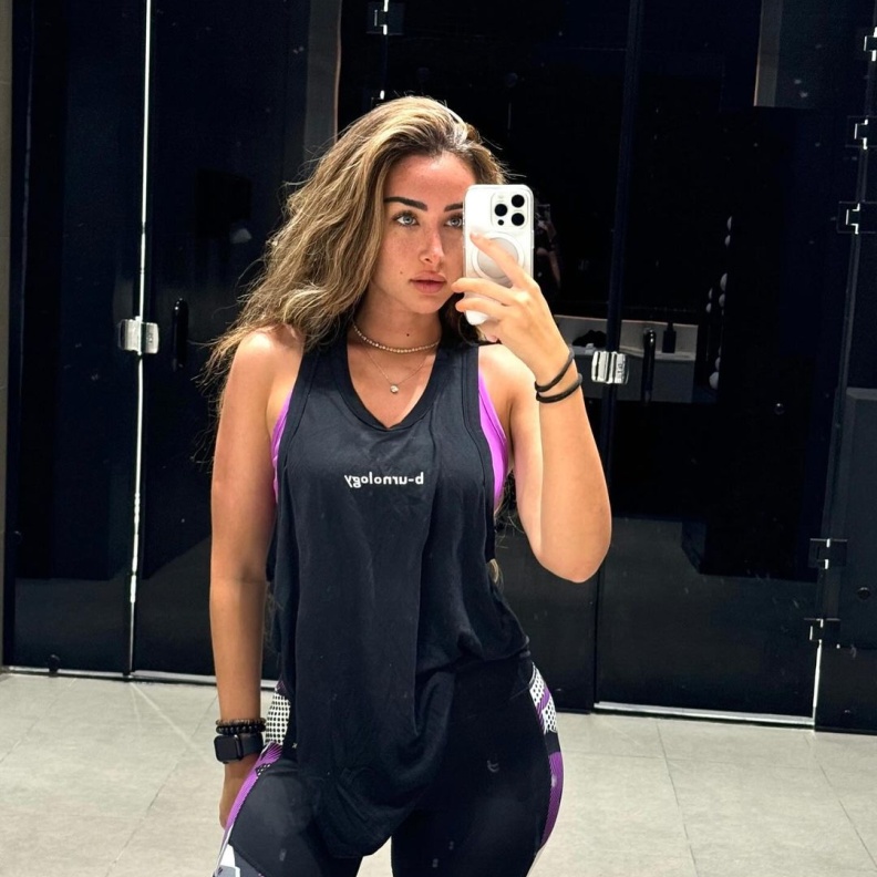 إطلالات رياضية مريحة وعصرية على طريقة النجمات العرب