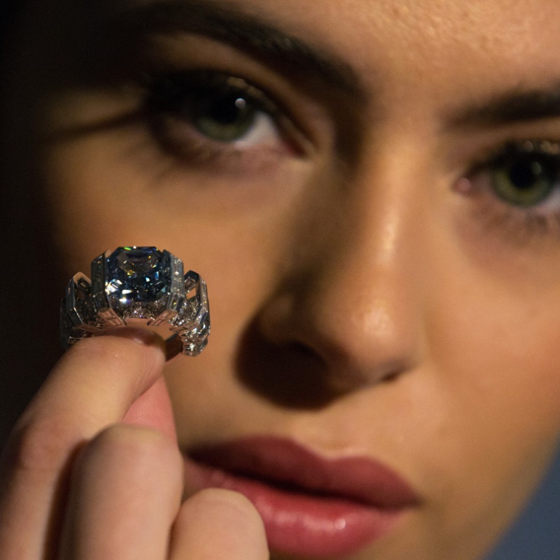 هذا هو أشهر خاتم ألماس أزرق في العالم