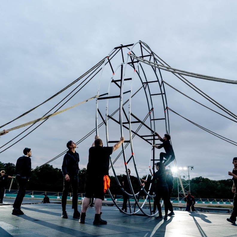 اكتشفوا المصمم المسؤول عن إطلالات الحفل الختامي في أولمبياد باريس 2024