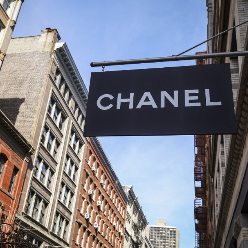 CHANEL من أشهر دور الأزياء الفرنسية في العالم