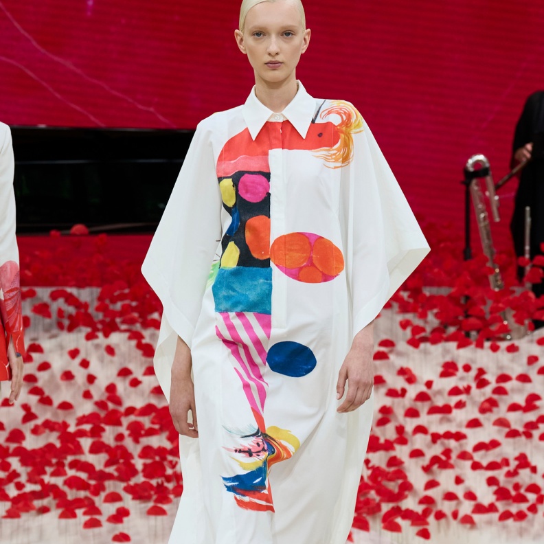 إطلالة من Akris لربيع وصيف 2024