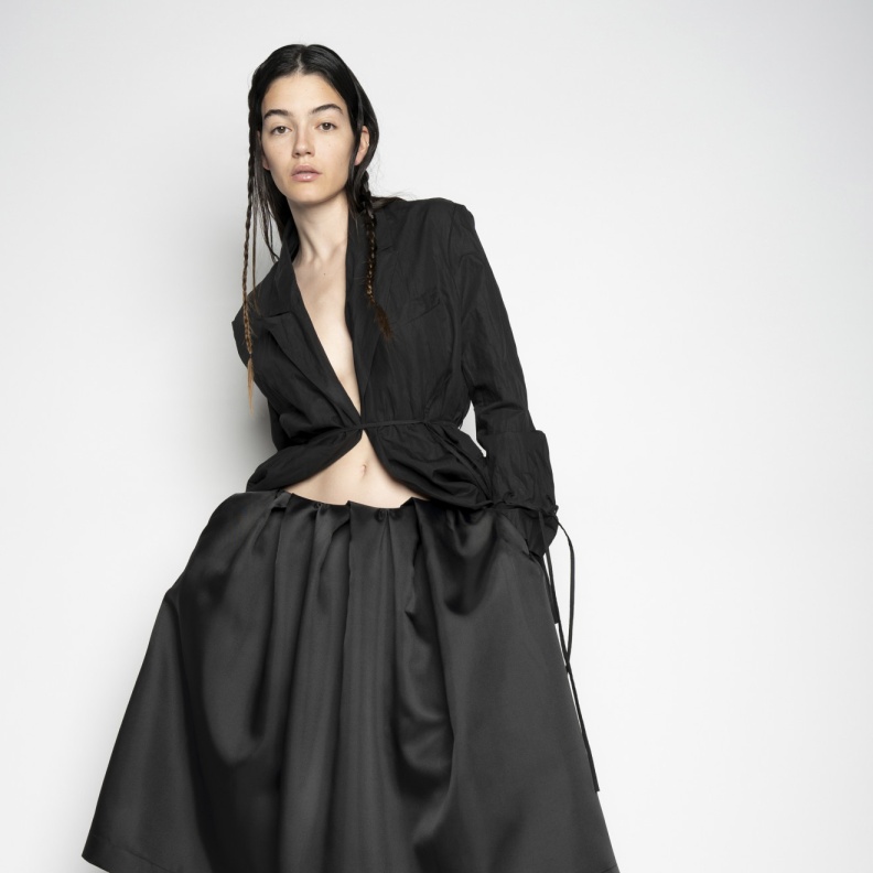 إطلالة من Marques Almeida