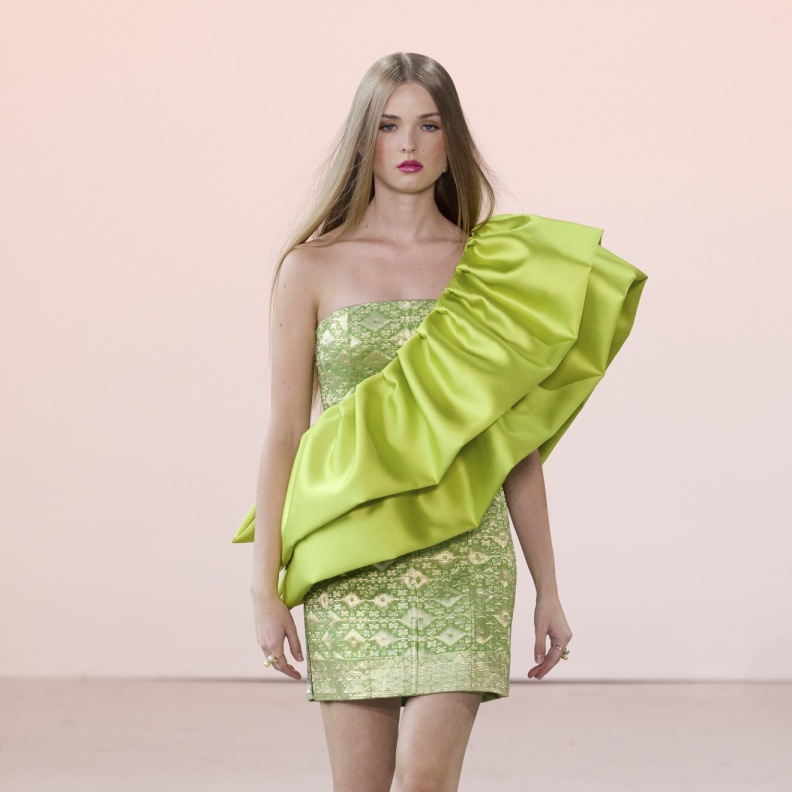 تألقي بألوان البهجة والفرح مع فساتين ملونة لإطلالات صيف 2024	