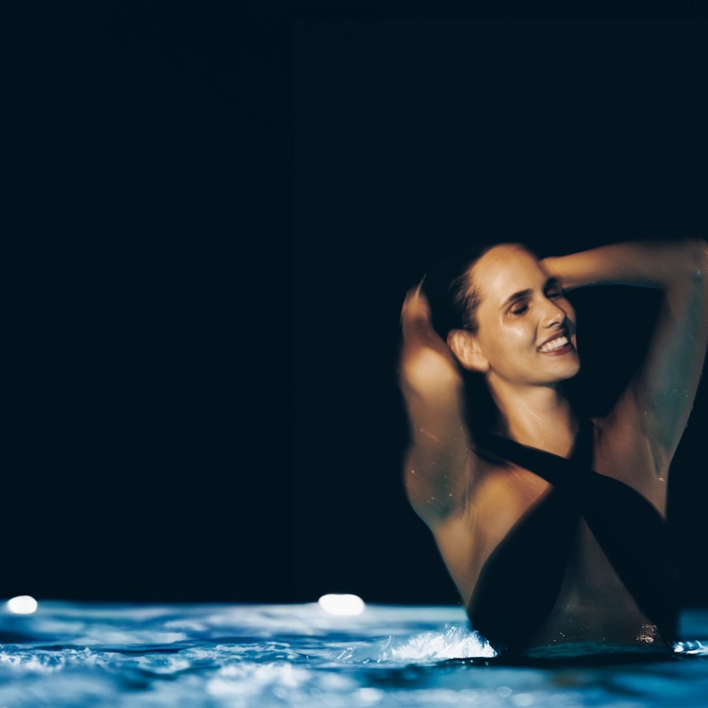 السباحة ليلاً تحت النجوم: أحدث التجارب الملهمة من "سال" في جميرا برج العرب