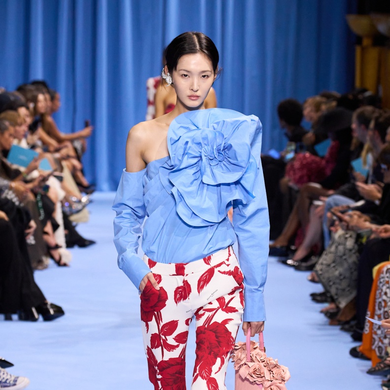 النقشات المطبعة بالورود موضة لا يمكن مقاومتها مع البناطيل