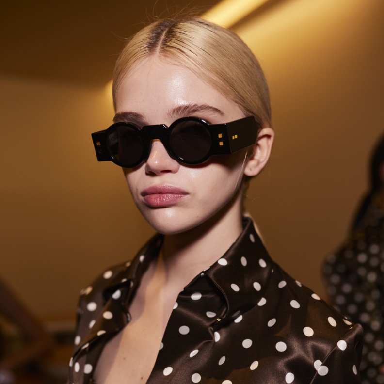 صيحة النظارات الشمسية السوداء رفيقك الدائم في إطلالات الصيف