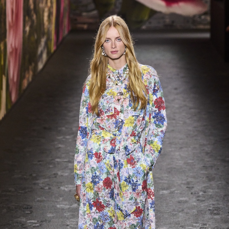 أأفكار غير تقليدية لتتألقي في أولمبياد باريس 2024 بفساتين مطبعة بالورود