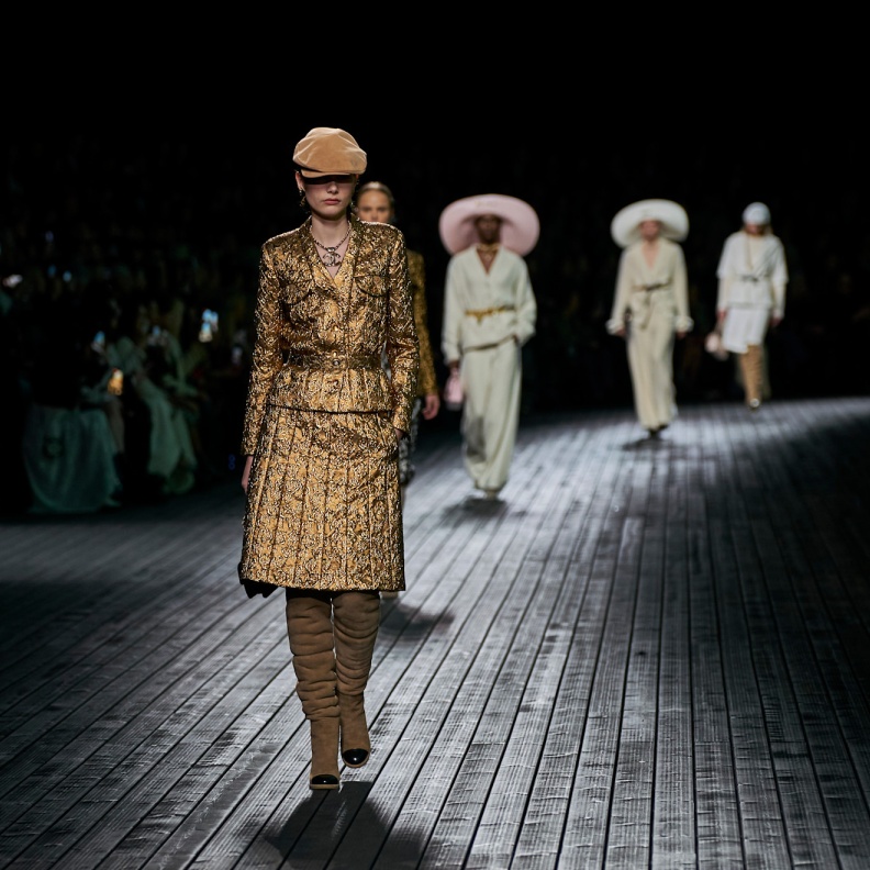 مفاجآت أسبوع الموضة في باريس بالجملة: أليساندرو ميشيل للمرة الأولى على ممشى فالنتينو علامات بدون مصمميها المعتادين وأخرى تعود بعد غياب