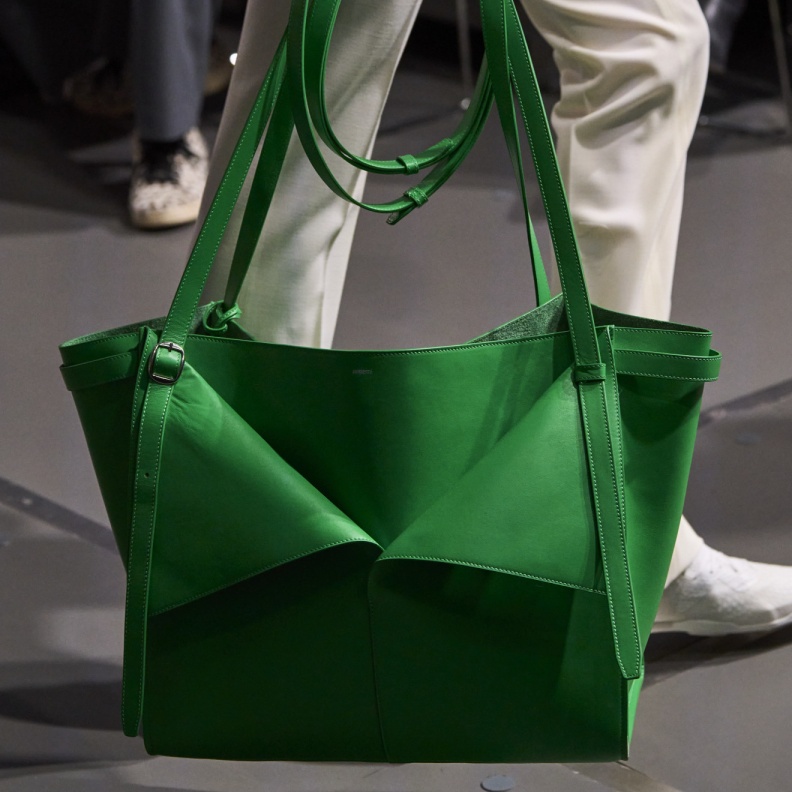 موضة الحقائب الكبيرة رفيقتك الأساسية لحضور مباريات الألعاب الأولمبية عام 2024