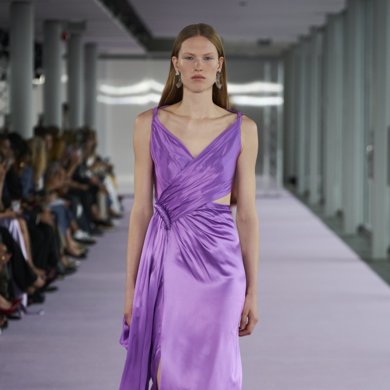 اللون البنفسجي يسيطر على فساتين الصيف