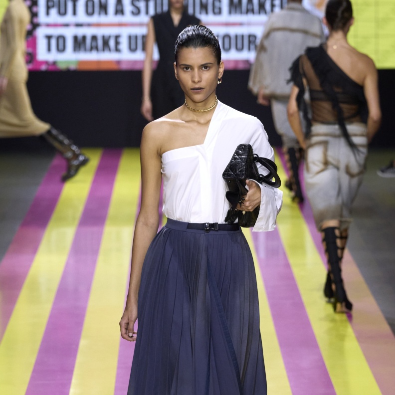 أهمية التنورة البليسيه في خزانة كل امرأة 