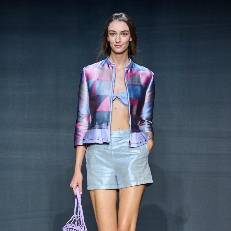 أناقة الألوان المنعشة الصيفية من Emporio Armani 