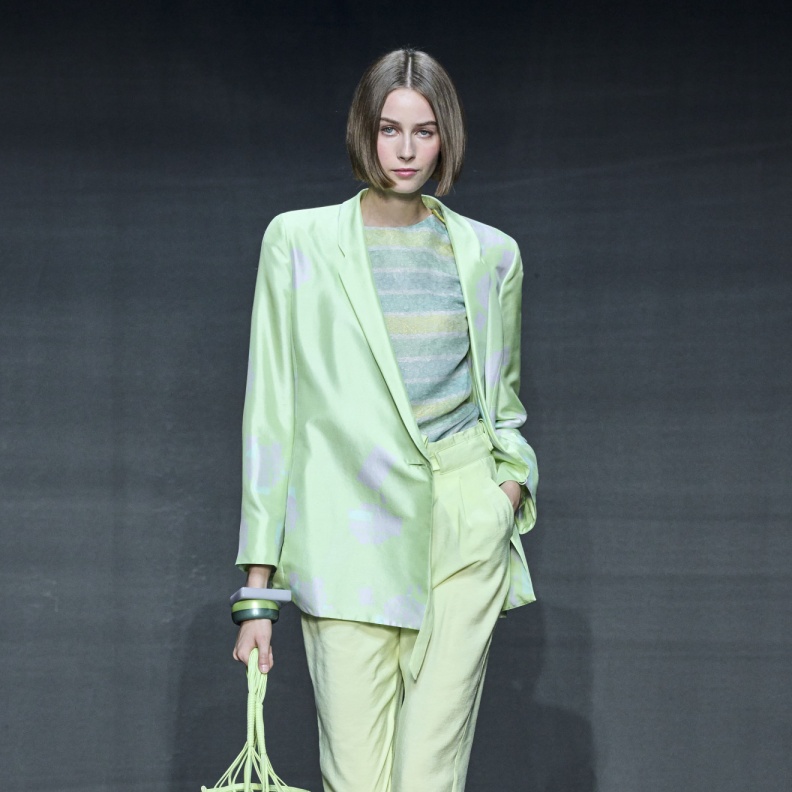 البدلات الخضراء الفاتحة أجدد صيحات الموضة التي لا تزول