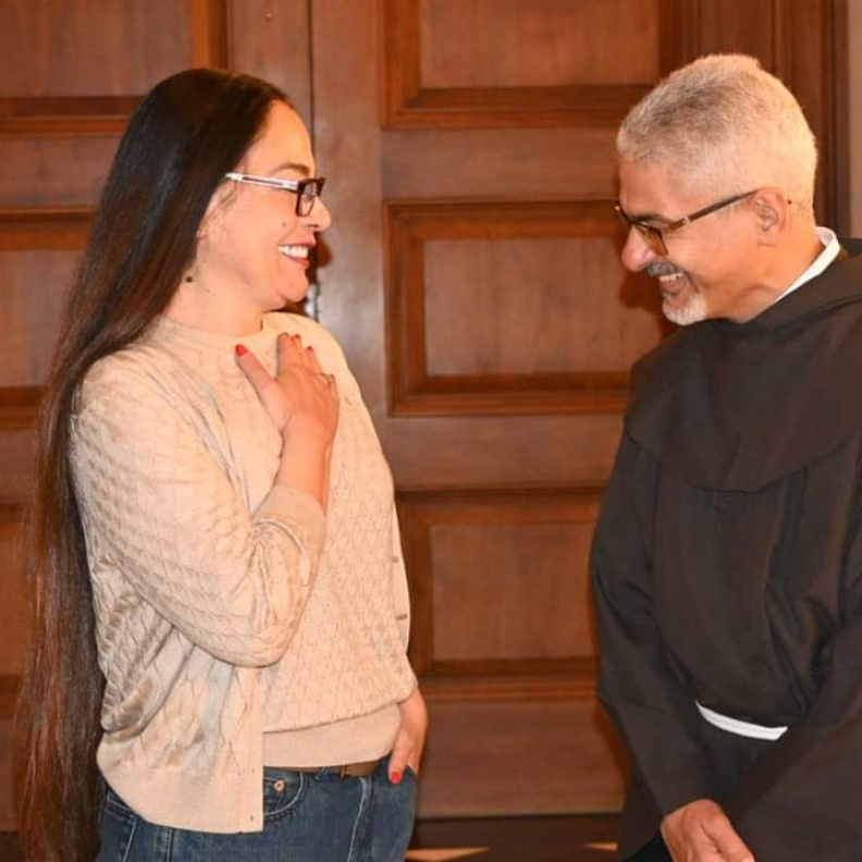 الأب بطرس دانيال يلتقي شريهان 