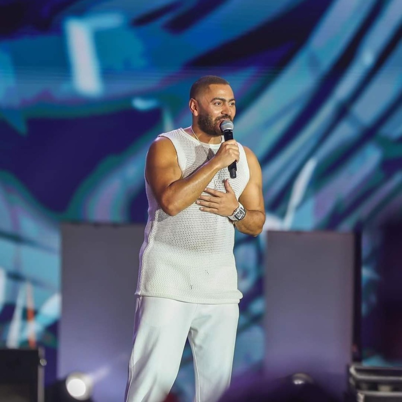 تامر حسني يتألق على المسرح في حفله بمهرجان العلمين 