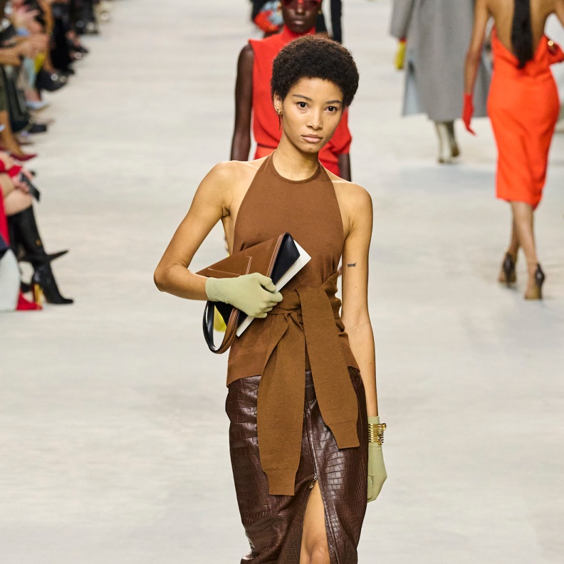 التنورة الجلد نجمة موسم صيف 2024 فكيف تعتمدينها بأجمل الطرق؟