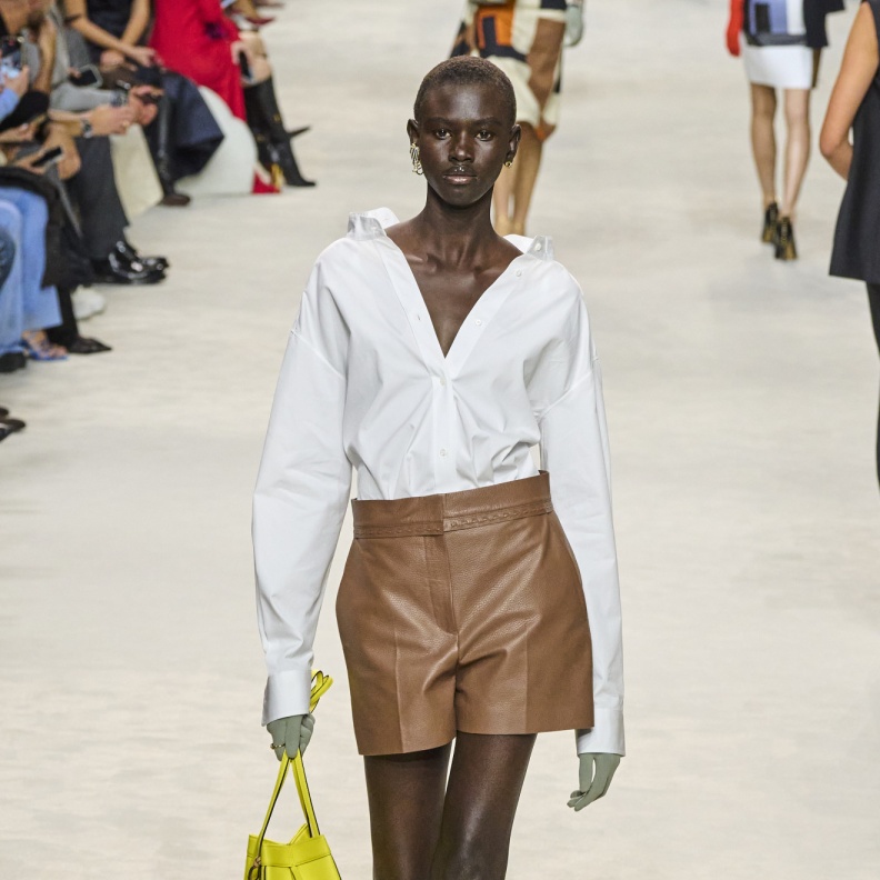 الشورت مع القميص الخلطة الأكثر عصرية وأناقة هذا الموسم 