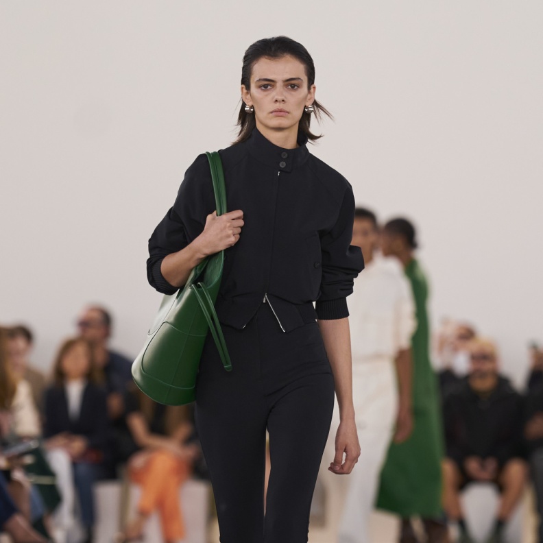 التوبات الرياضية موضة أساسية لحضور مباريات الألعاب الأولمبية عام 2024