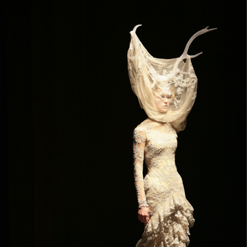 "أكروبات الموضة"... عندما يستعرض مصممو الأزياء عضلاتهم الافتراضية بدفع حدودهم الإبداعية