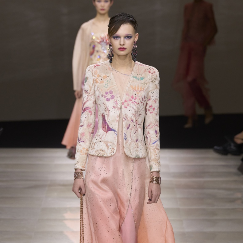 أخطفي الأضواء بموضة البلايزر القصيرة