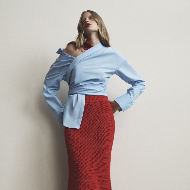 القميص الأزرق يمنحك أناقة متجددة في عالم الموضة