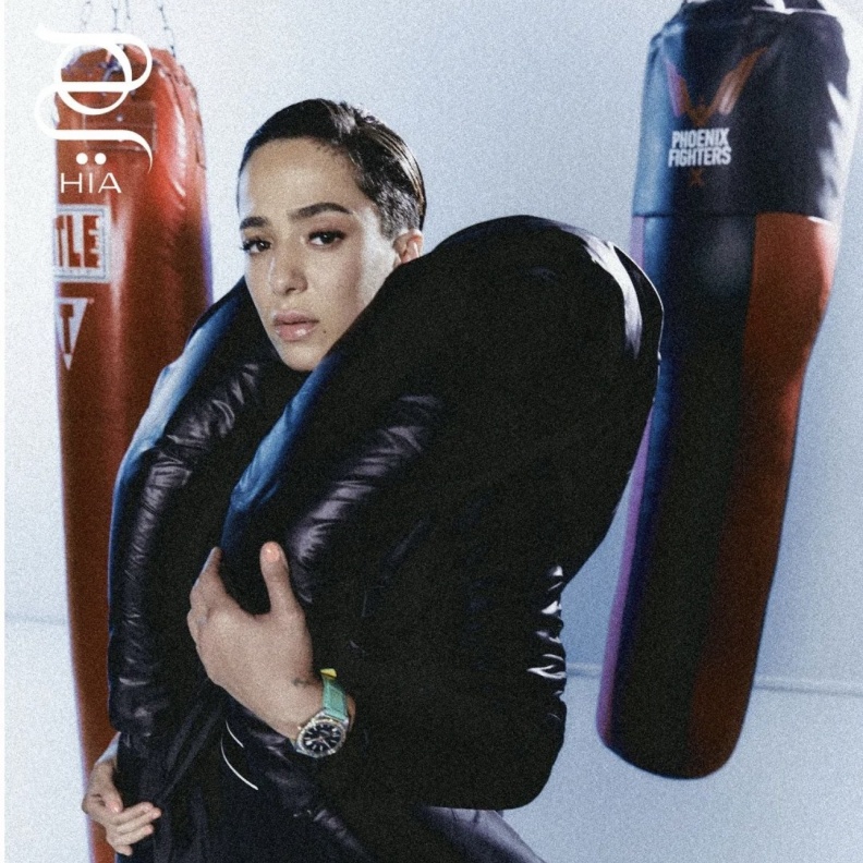 هتان السيف نجملة غلاف هيَ بمعطف من Derza