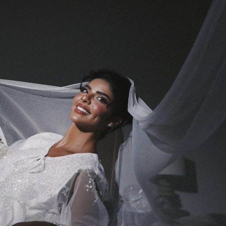 أصالة كامل تتألق بإطلالة ساحرة  في عقد قرانها من توقيع العلامة الإماراتية أشيانا 