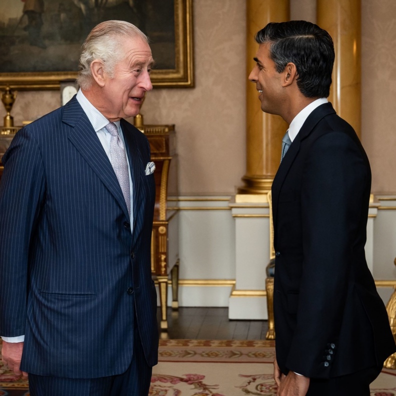 الملك تشارلز و رئيس الوزراء السابق ريشي سوناك