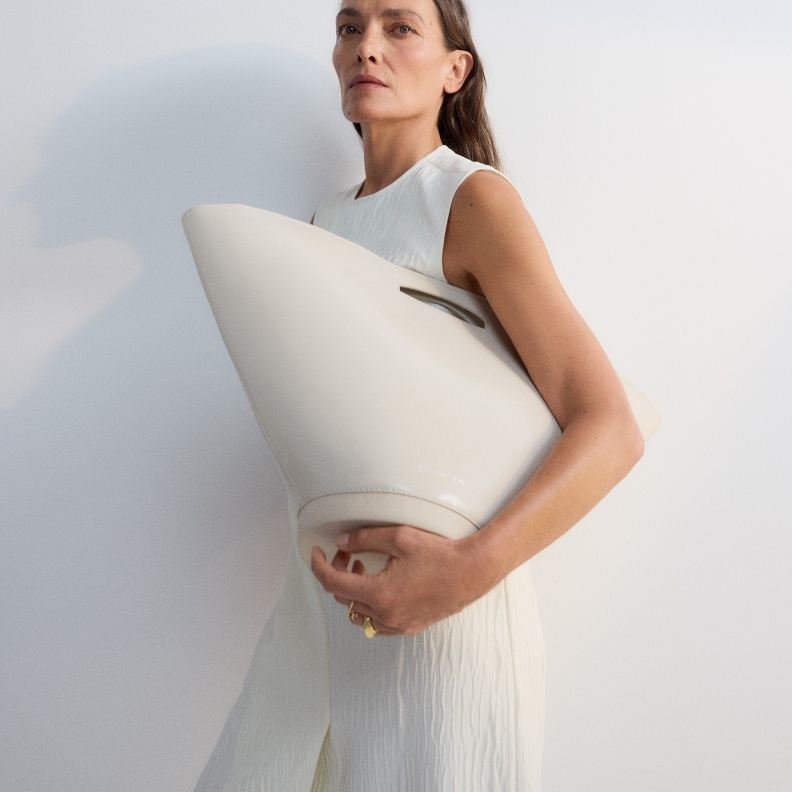 علامة "أدولفو دومينغيز" تطرح مجموعتها لموسم خريف/شتاء 2024