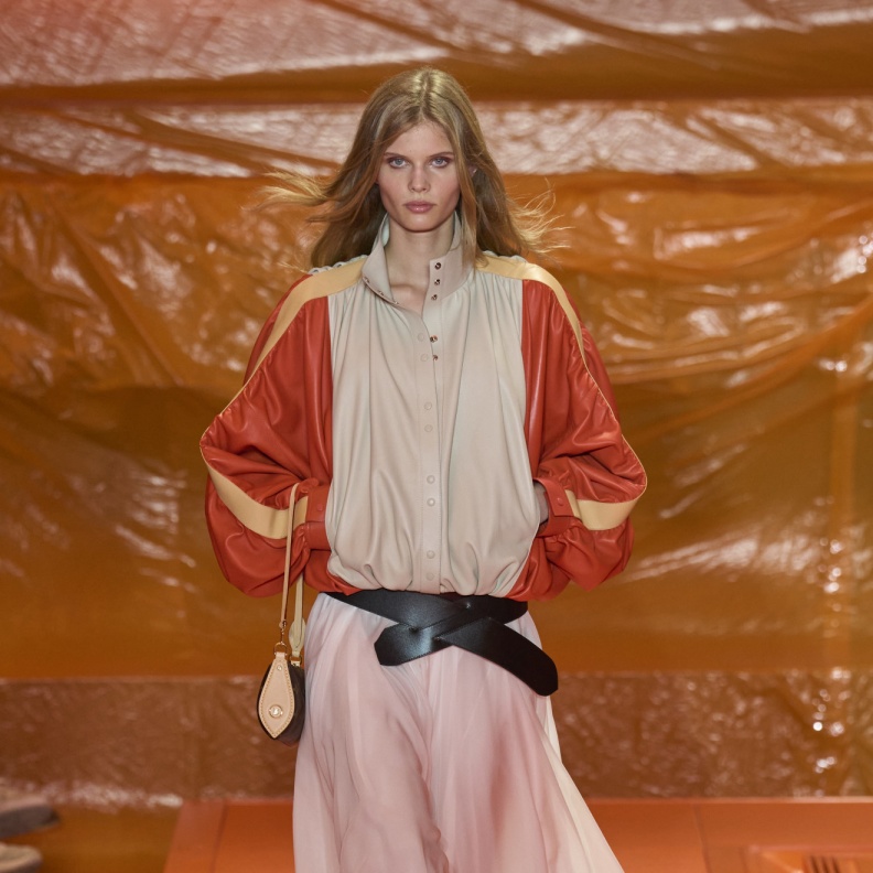 الأناقة اليومية ترتبط بموضة التوبات الرياضية