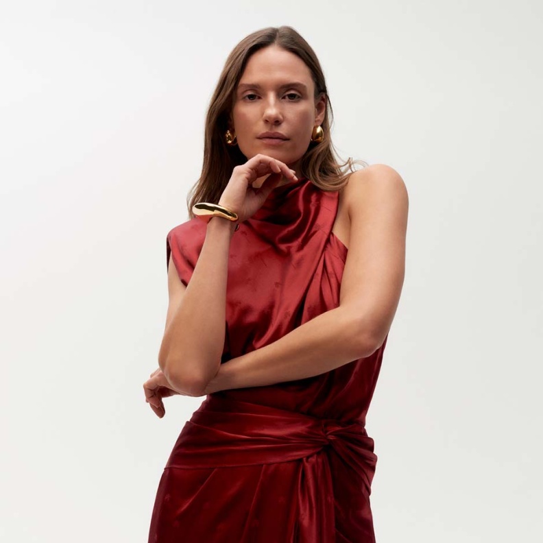 اللون الأحمر نجم موسم ما قبل خريف 2024