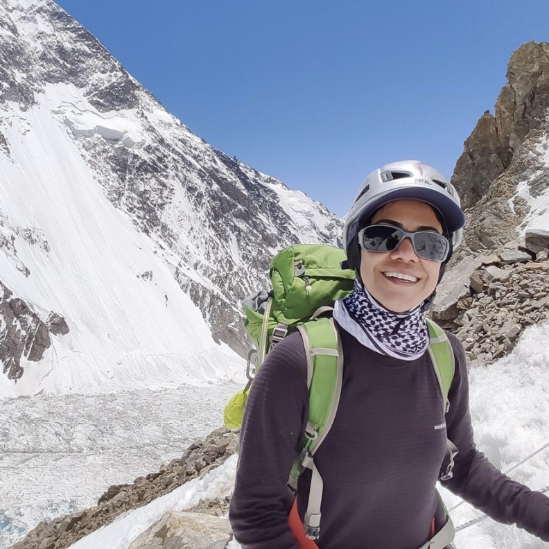 الرياضية نظيرة بنت أحمد الحارثي أول امرأة عمانية تتسلق جبل إيفرست لـ"هي": يسعدني تسلق الجبال واحتراف هواية غنية بالتحديات