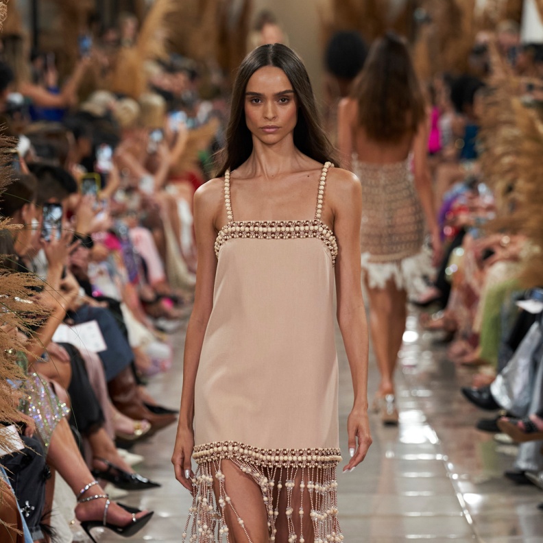 اللؤلؤ على الفساتين صيحة الموضة الجريئة والتي لا تزول