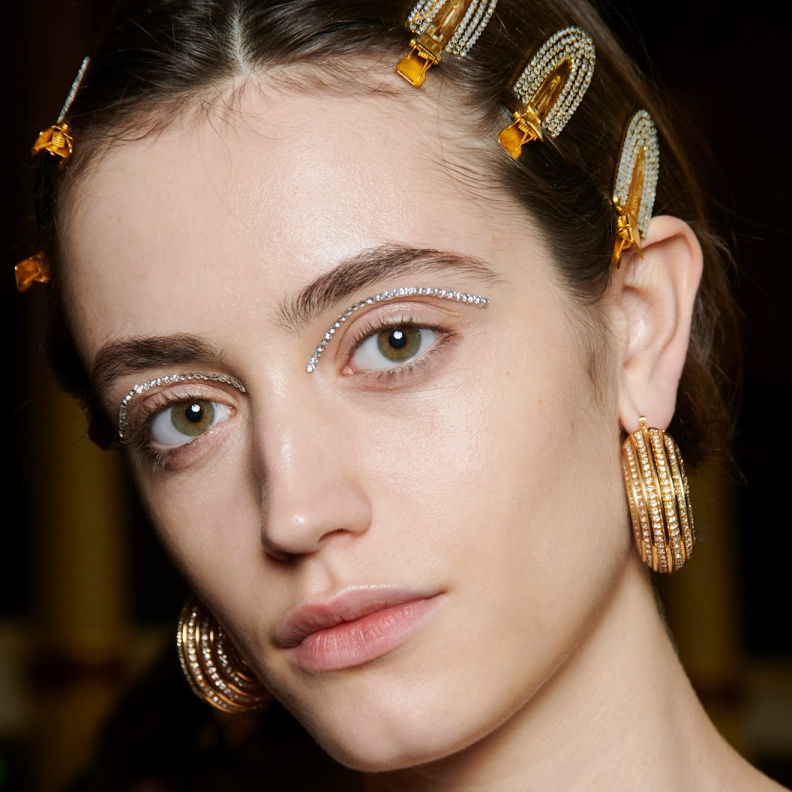 صيحة الستراس النافرة تعود الى عالم المكياج