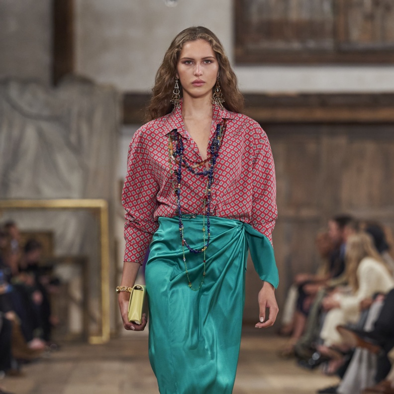 القمصان الملونة نقطة تحوّل في عالم الموضة الكلاسيكية