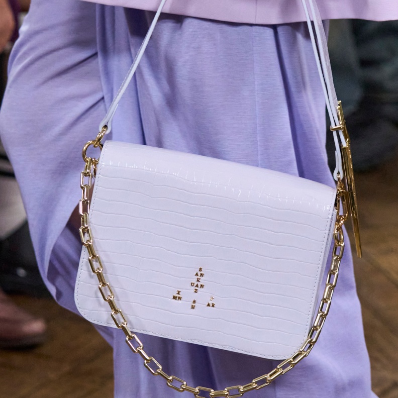 اللون الليلكي على الحقائب يدمج الفخامة مع الرقي بتجدّد ملفت في عالم الموضة