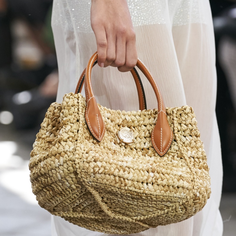 تألقي بأجمل شنط وقبعات القش موضة صيف 2024