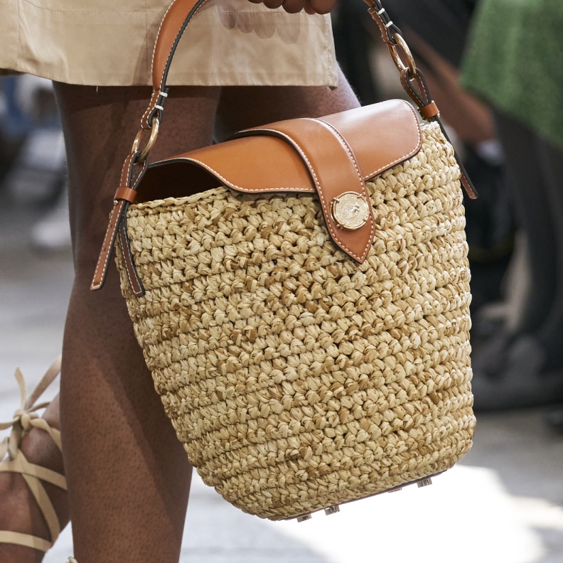 حقائب القش بأشكالها المتعدّدة أكسسوارات أساسية في الصيف