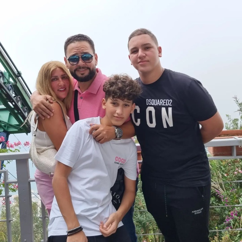 صورة تجمع أحمد رزق واسرته 