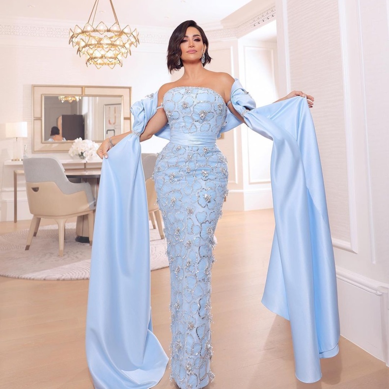 ديانا حداد بفستان لبني مطرز عاري الكتفين 