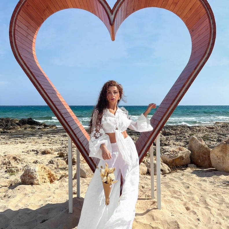 ميريام فارس تتألق بالأبيض على شاطىء البحر 