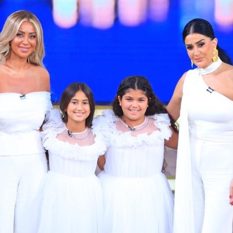 غادة عبد الرازق مع ابنتها واحفادها 