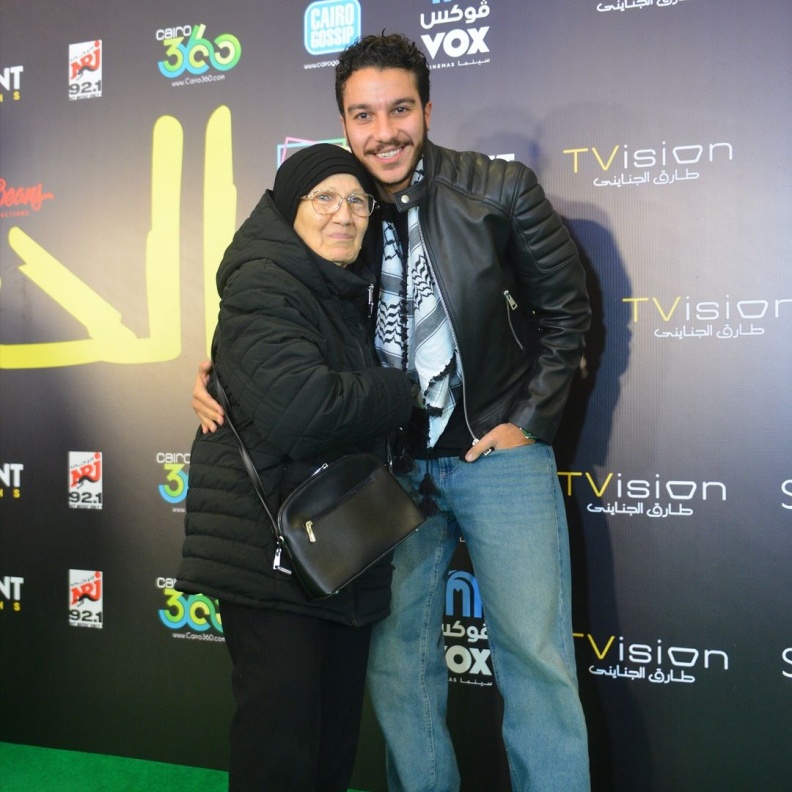 نور النبوي وجدته عواطف حلمي في عرض فيلم الحريفة