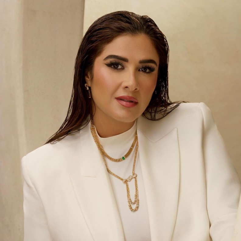 ياسمين عبد العزيز في جلسة تصوير حديثة 