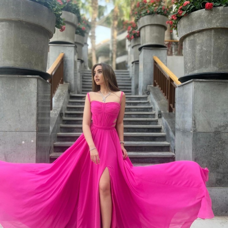 فستان فوشيا من الشيفون الرقيق 