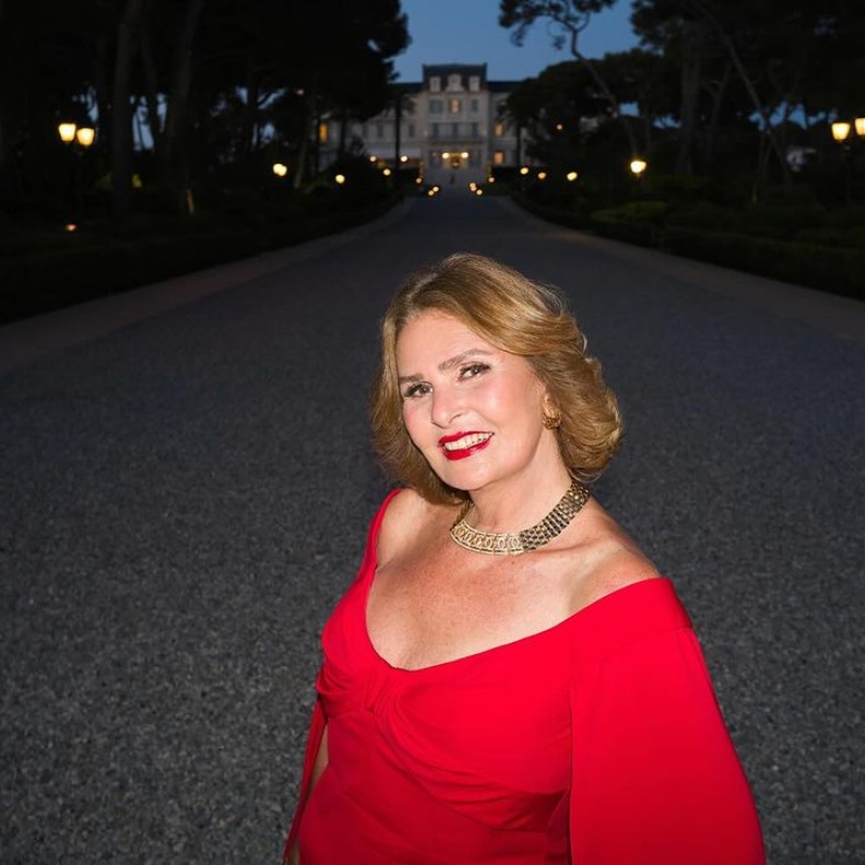 إطلالة يسرا في إحدى فاعليات مهرجان كان السينمائي